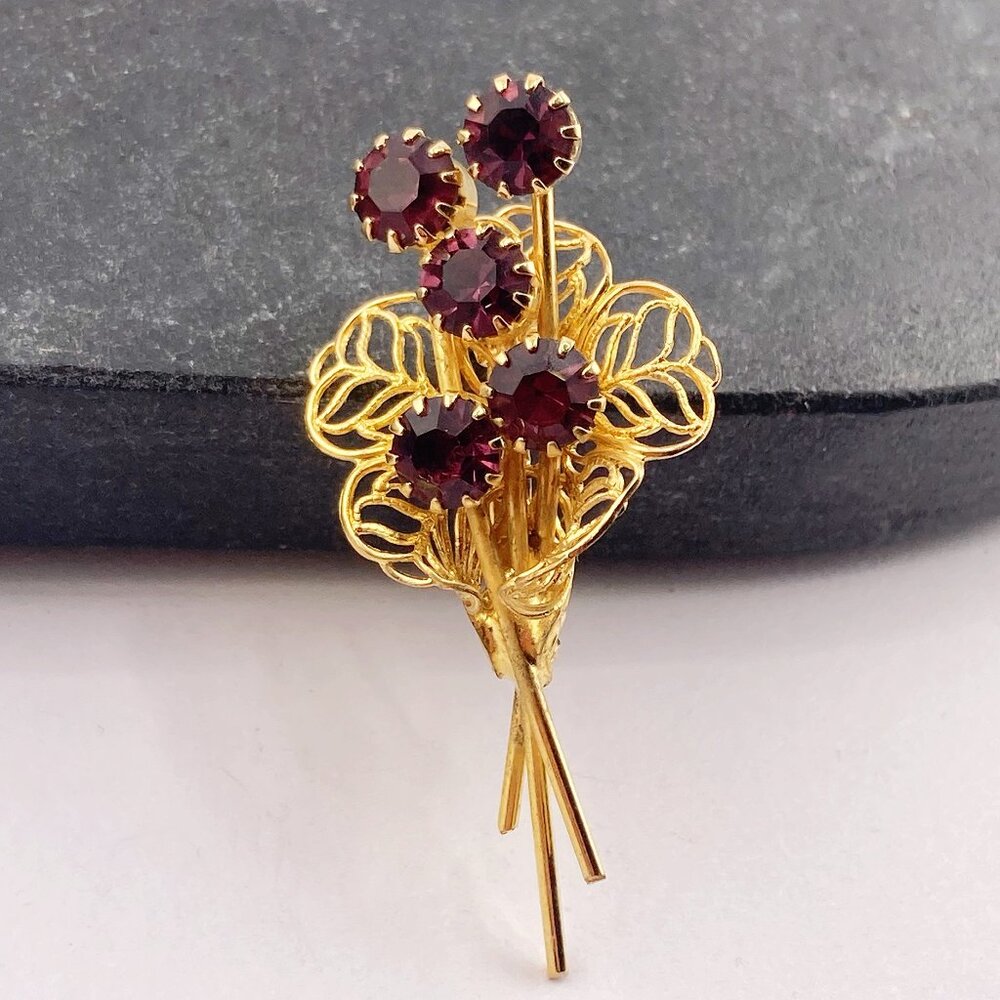 VINTAGE Purple rhinestone and gold tone metal filigree flower bouquet brooch pin